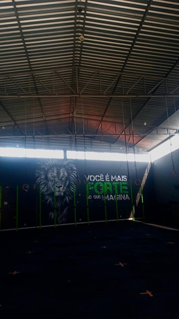 Equipe da Ed Metais trabalhando em galpão industrial metálico