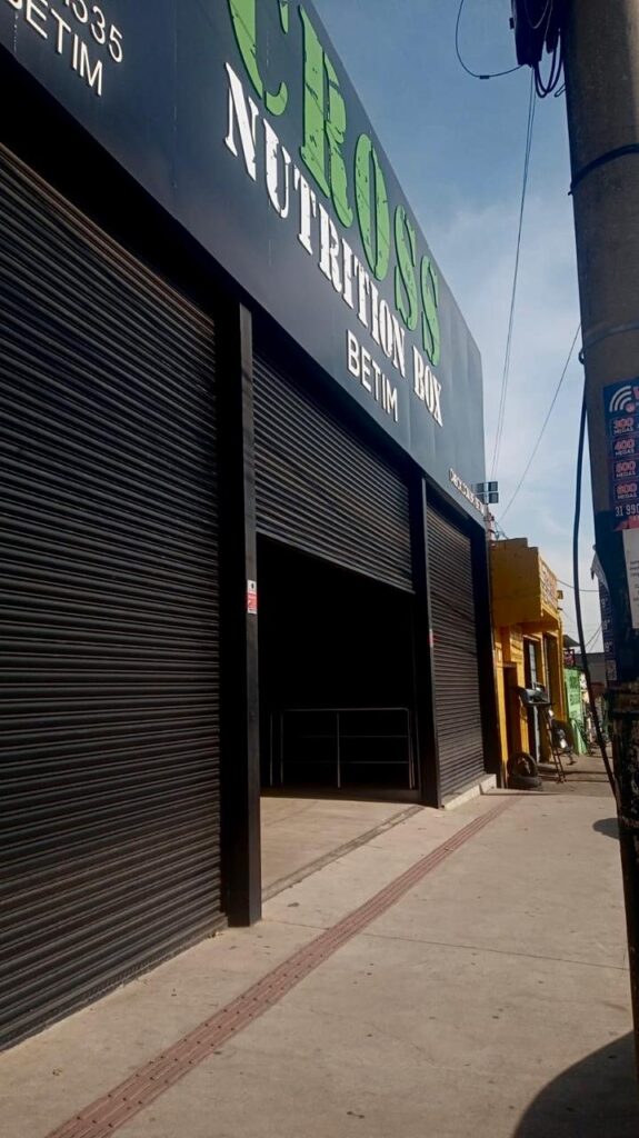 Estrutura metálica de galpão pronta para instalação de telhado