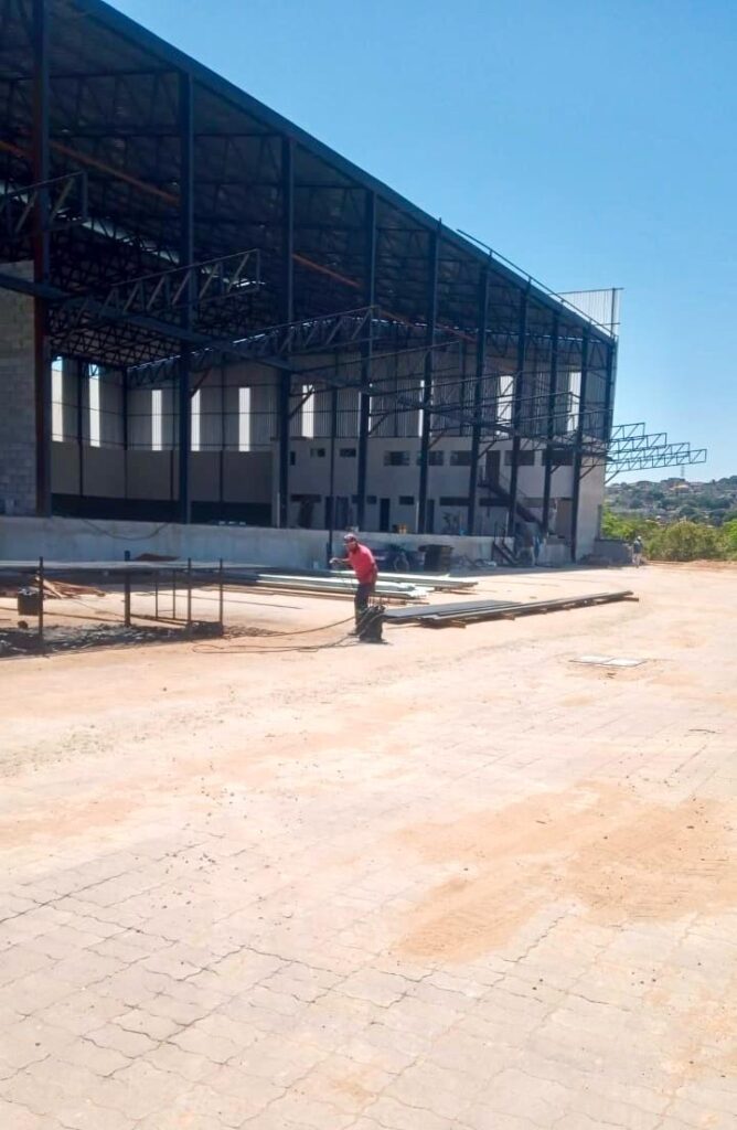 Detalhe da estrutura metálica de galpão em construção